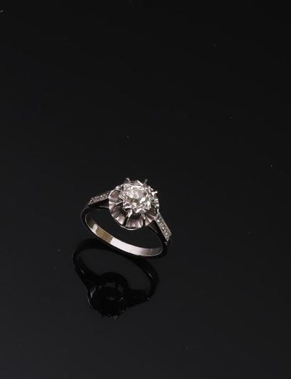 null Bague solitaire en or blanc 18K (750°/00) sertie d'un diamant de taille ancienne...