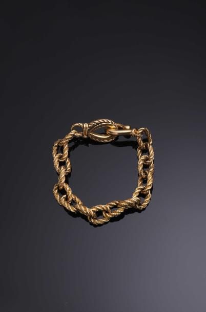 Attribué à Hermes 
Bracelet en or jaune 18K (750°/00) à maillons en forme de cordage.
Transformations,...