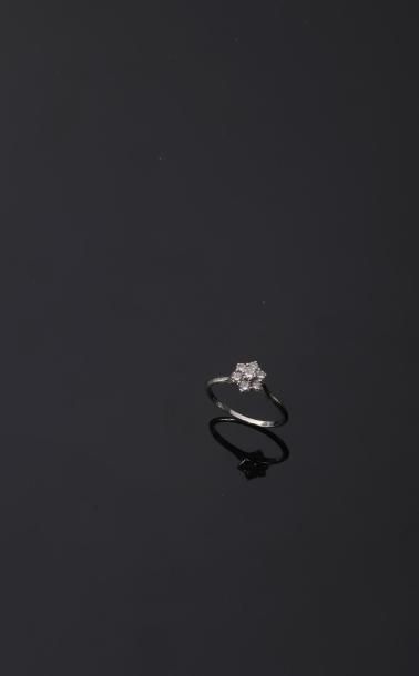 null Bague fleur en or gris 18K (750°/00) sertie de sept diamants ronds taillés en...