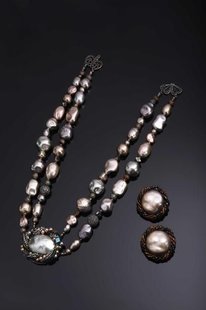 null Collier à double rang de perles fantaisie de formes diverses dans les camaïeux...