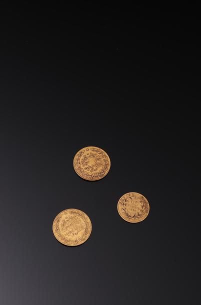 null Trois pièces en or jaune dont une pièce de 10 francs or datant de 1865, à tête...
