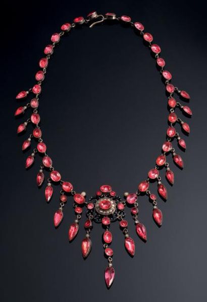 null Collier «draperie» en vermeil (800°/00) serti de pierres du Rhin sur paillon...