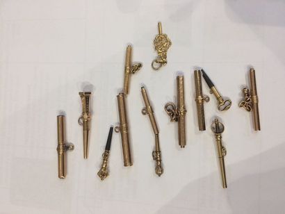 null Treize clés de montre en or de formes diverses: trompettes, cylindres, matraque...