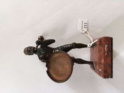 null Porte-montre en bronze en forme d'un guerrier éthiopien, socle en marbre.H....