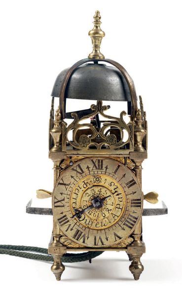 null Très petite horloge lanterne réveil signée 'PierreDufeu à Paris', vers 1685.
Cardan...