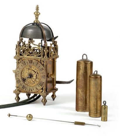 null Très petite horloge lanterne réveil signée 'PierreDufeu à Paris', vers 1685.
Cardan...