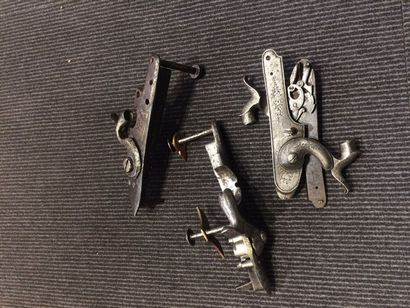 null Trois chiens de fusil de chasse en fer dont un décoré et un marqué 'TVAA180...