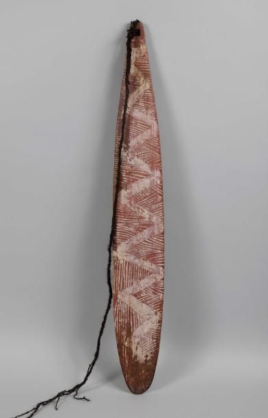 null Rhombe (Bull-roarer) des aborigènes australiens, bois peint avec corde tressée...