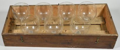 null Série de sept verres musicaux dans leur coffret original trapézoïdal en sapin;...