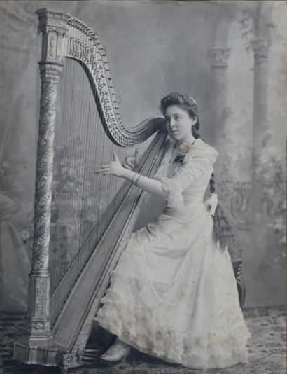 null Photo ‘en bas-relief' de Lady Alida Luisa Brittain jouant de la harpe, vers...