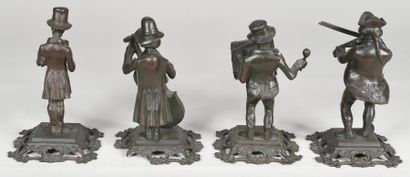 null Musiciens. Jeux de quatre figurines en bronze représentant un violoniste, un...