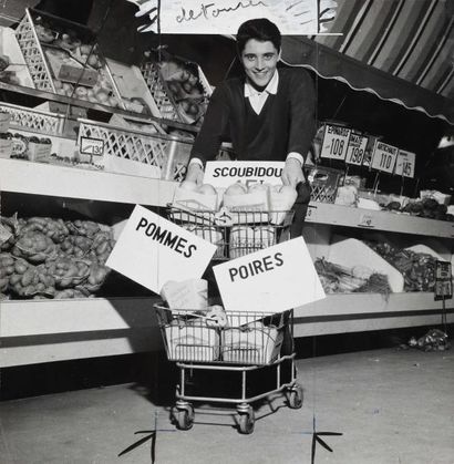null Portait de Sacha Distel au supermarché (1933-2004), par ‘Aubert-Philips'. Tirage...