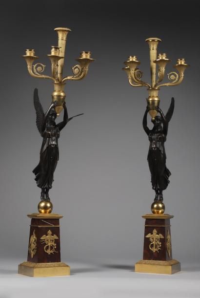 null H.82 cm - Base 13 x 13 cm. Paire de candélabres en bronze ciselé, doré et bronze...