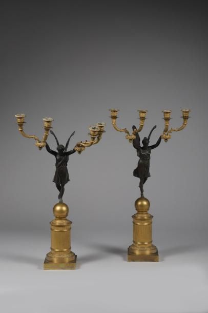null H.61 - Base 12,5 x 12, 5 cm. Paire de candélabres de cheminée en bronze doré...