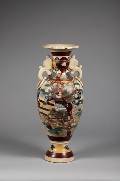 null H.65 cm. Deux vases dans le genre de SATSUMA: a) faïence à décor polychrome...
