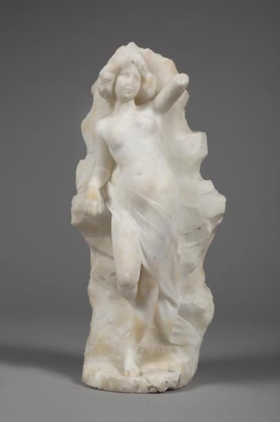 null H.39 cm. Vénus dénudée sortant d' un rocher. Albâtre sculpté. Ecole italienne...