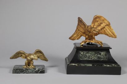 null a) H. 10,5 x 18 x 8,5 cm. Presse-papier à l'aigle essorant en bronze doré sur...