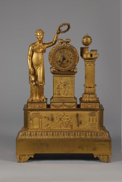 null H.65 - L. 45 - P. 15 cm. Importante pendule borne en bronze ciselé doré, dédiée...