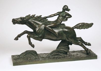 A. OULINE (actif entre 1918 et 1940) L'Amazone Epreuve en bronze à patine verte....
