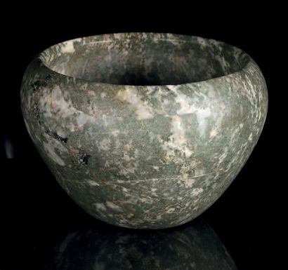 null Bol
A panse ovoïde et fond plat, la lèvre courbée vers l'intérieur du vase.
Granit...