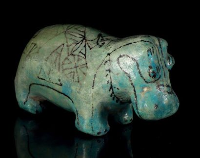 null Rare Hippopotame
Faïence siliceuse à glaçure turquoise.
Décor peint noir, figurant...