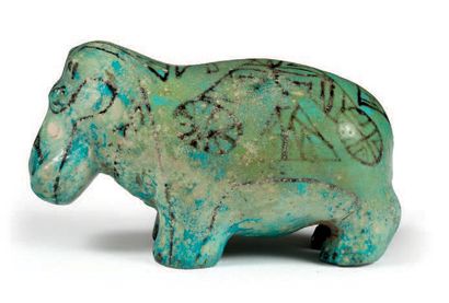 null Rare Hippopotame
Faïence siliceuse à glaçure turquoise.
Décor peint noir, figurant...