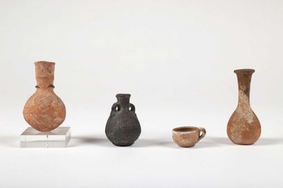 null Lot de 4 objets
Comprenant: deux balsamaires, une amphorisque, une tazza miniature.
Les...