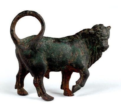 null Figure de taureau
Bronze.
Art Romain, IIème-IIIème siècles.
H: 8.5 cm