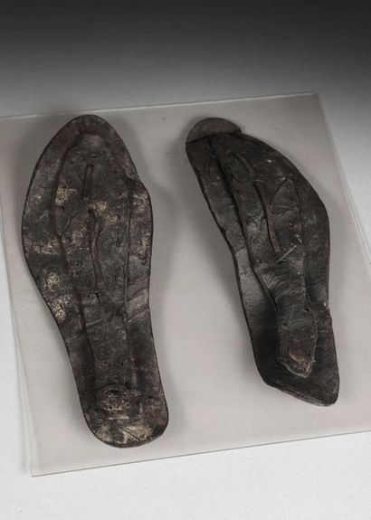 null Paire de sandales
Cuir.
Art Romain ou Gallo-Romain, IIème -IIIème siècles.
L:...