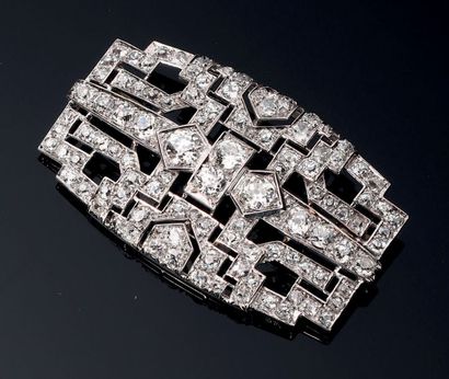 null Broche plaque ajourée en or 18K (750°/00) et platine (950°/00) sertie de diamants...