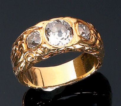 null Bague en or jaune 18K (750°/00) sertie de trois diamants taille coussin ancien...