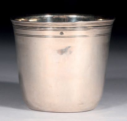 null Tasse dite curon en argent uni à simples filets
Marquée L.V.
Paris, 1768-1774...