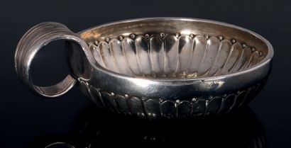 null Tasse à vin en argent à bords évasés et à décor d'une frise de godrons piqués....