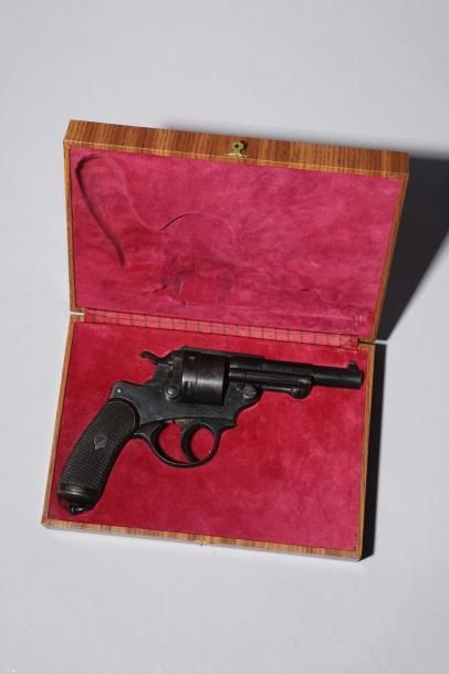 null Revolver d'ordonnance modèle 1873 S1883, calibre 11 mm-73.
Rebronzé. Dans un...