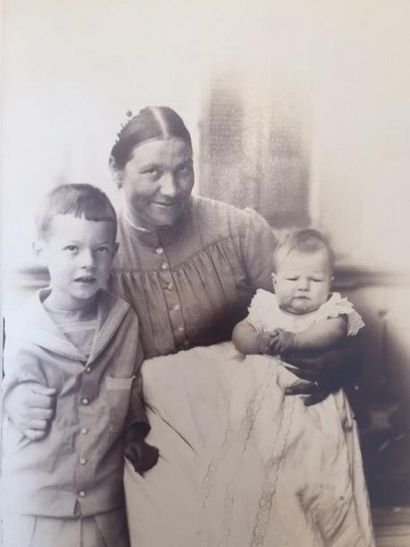 Fond Pellechet, Société photographique de Roubaix Mère et ses enfants. Épreuve albuminée....