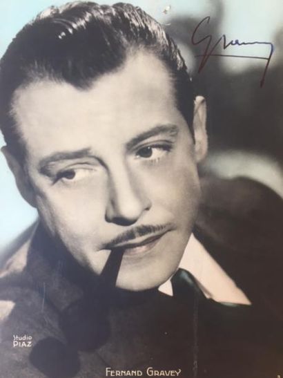 STUDIO PIAZ Portrait de Fernand Gravey fumant la pipe, signé à l'encre sur l'épr...