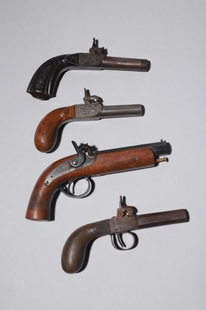 null Ensemble comprenant: -trois pistolets à coffre, vers 1840. -une réplique de...