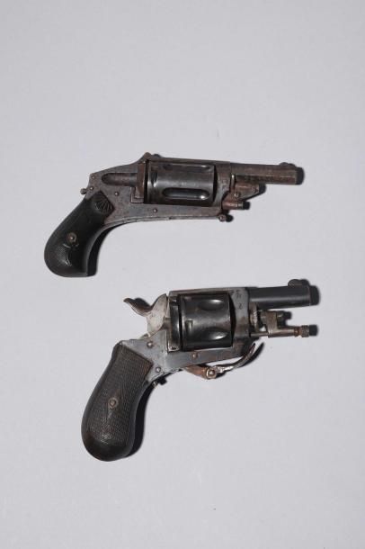 null 
Deux revolvers :

           -un Bulldog de la Manufacture française d’armes...
