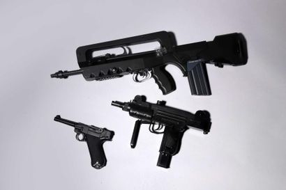 null Fusil FAMAS (AEG) à billes. Pistolet Luger (Umarex) à CO2. Pistolet mitrailleur...