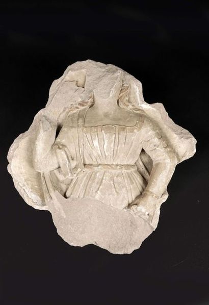 null Pierre calcaire quadrilobée sculptée en fort relief d’un buste de personnage...