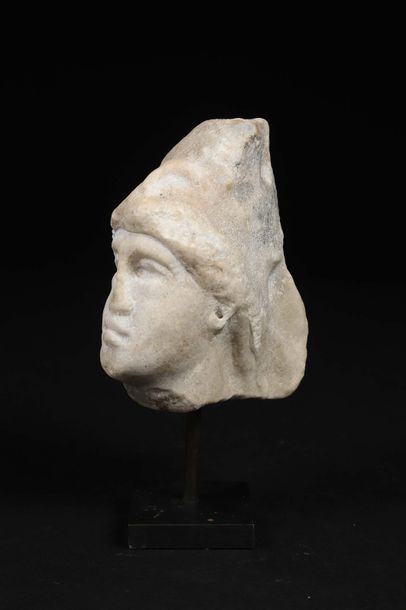 null Tête de Minerve

Représentée casquée

Marbre blanc cristallin

Art romain, IIème-IIIème...