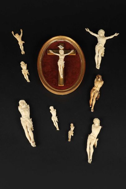 null Ensemble de 9 Christ en ivoire et un en os :

- Un Christ monté sur croix en...