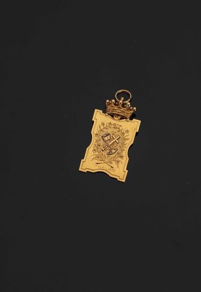 null Pendentif médaille en or jaune 18K (750°/00) sommée d’une couronne comtale,...
