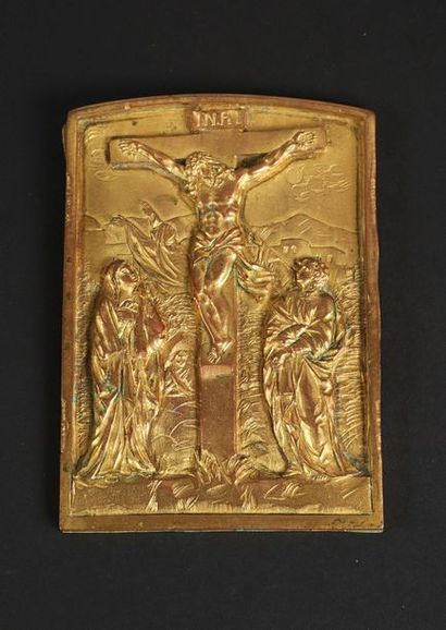 null Petite plaque en cuivre moulé et doré représentant le Calvaire avec la Vierge...