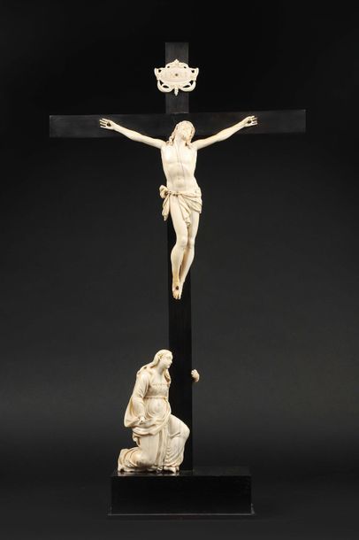 null Croix soclée en ébène et ivoire
Crusifix avec titulum et Sainte Marie Madeleine
Italie...