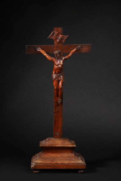 null Christ en croix sur socle mouluré 

Bois sculpté patiné

Est de la France, début...