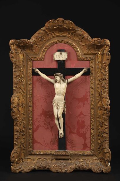null Christ en ivoire sculpté 

France deuxième quart du XVIIIème siècle



Le christ...