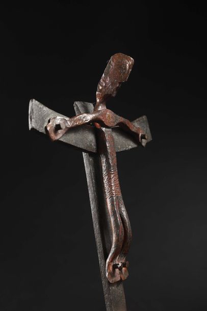 null Christ en croix

Fer forgé, patine brune et noire

XXe s. 

H. 34.5 cm, L. 22...