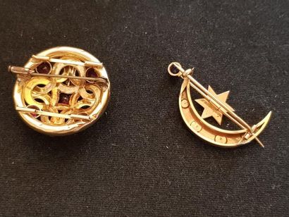 null LOT de 2 BROCHES en or jaune 18K: L'une ronde à décor de feuillages ajourés...