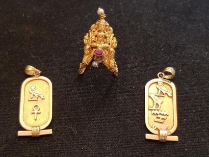 null LOT de 3 bijoux en or étranger: une bague "Bouddha" et 2 pendentifs "hiéroglyphes".
Poids...